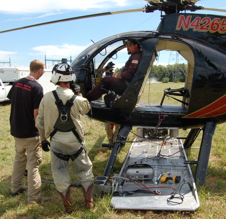 helicopter-installation-of-transmission-line-conductor-monitor